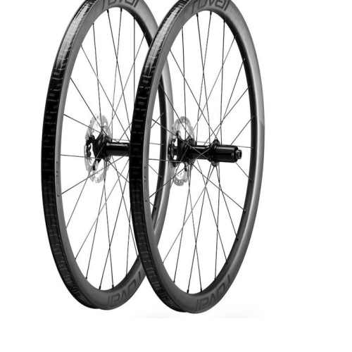 Två svarta cykelhjul i kolfiber med skivbromsrotorer, som står upprätt och parallellt med varandra. Fälgarna är märkta "Roval" och har en aerodynamisk profil med djupt snitt.