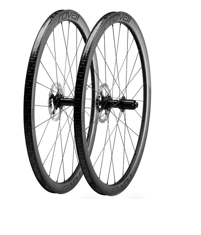 roval-c38-hjulpar.png Två svarta cykelhjul i kolfiber med skivbromsrotorer, som står upprätt och parallellt med varandra. Fälgarna är märkta "Roval" och har en aerodynamisk profil med djupt snitt.