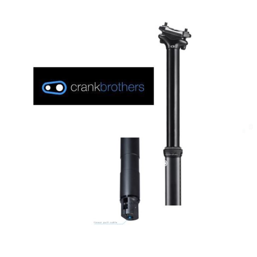 En svart Crankbrothers cykelsadelstolpe visas vertikalt med en närbild av dess nedre del. Crankbrothers logotyp visas ovanför sadelstolpen på en svart bakgrund.