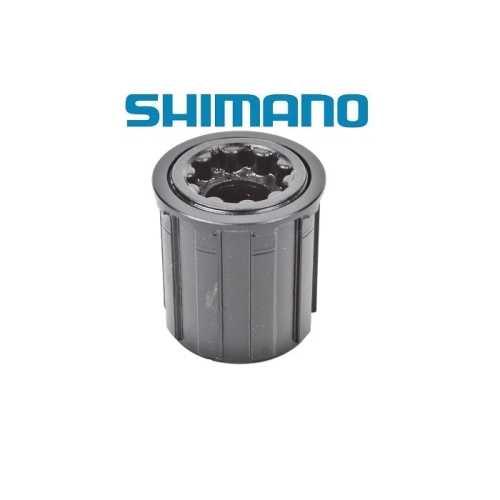 En Shimano-frihjulskomponent för cyklar visas framför en blå "SHIMANO"-logotyp mot en vit bakgrund.