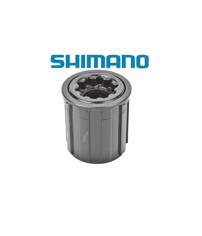 shimano-body.png En Shimano-frihjulskomponent för cyklar visas framför en blå "SHIMANO"-logotyp mot en vit bakgrund.