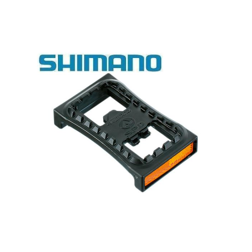 En svart Shimano-cykelpedal med integrerade reflexer visas mot en vit bakgrund