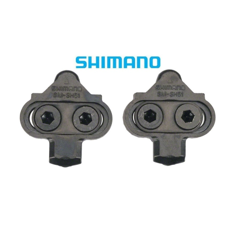 Två Shimano SM-SH51 cykelklossar med skruvar visas sida vid sida mot en vit bakgrund. Den blå Shimano-logotypen visas ovanför klossarna.