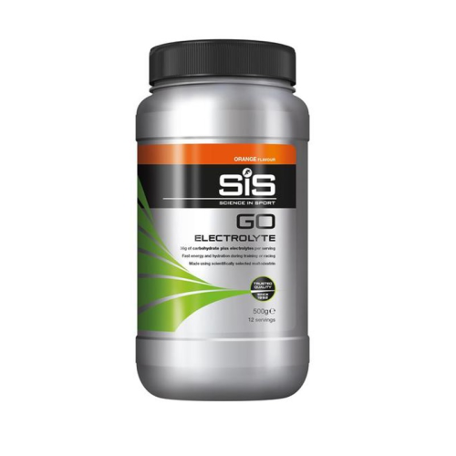 En silverfärgad och svart burk med SiS GO Electrolyte powder, orange smak, 500 g, med gröna och orange etikettdetaljer och text som belyser elektrolyter för hydrering vid sport. Behållaren står mot en vit bakgrund.