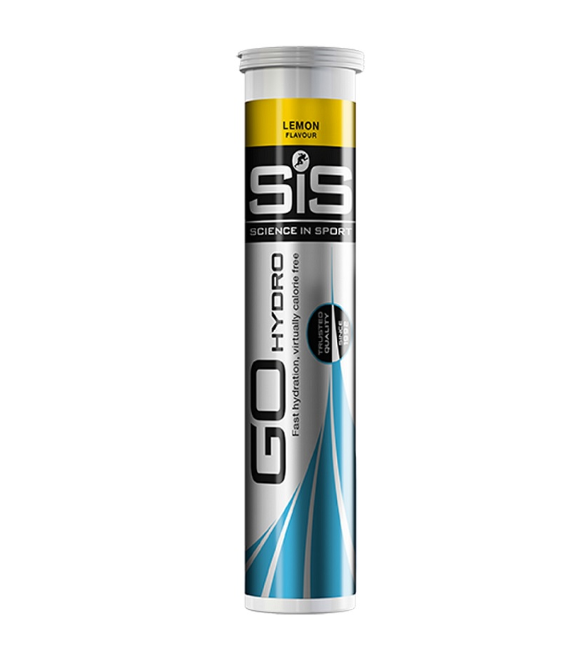 sis.hydro_.20.lemon_.png Ett cylindriskt rör med SiS Science in Sport GO Hydro elektrolyttabletter med citronsmak, med en silverfärgad, svart, gul och blå design, står upprätt mot en vit bakgrund.