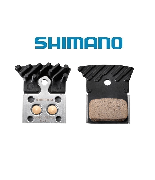 skivbromsbelagg-shimano-l04c-metall-for-racerbromsar.png Två Shimano skivbromsbelägg för cykelbromsar visas sida vid sida. På det vänstra belägget syns metallstommen och kylflänsarna, medan friktionsmaterialet syns på det högra belägget. Shimanos logotyp visas ovanför beläggen.