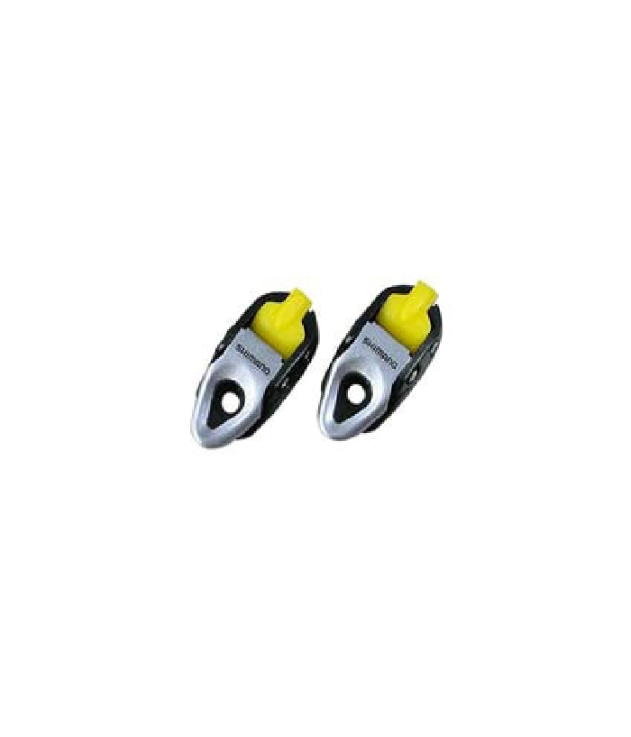 skospanne-shimano.png Ett par Shimano-cykelklossar med silverfärgad bas, svarta sidor och gula detaljer, placerade sida vid sida mot en vit bakgrund.
