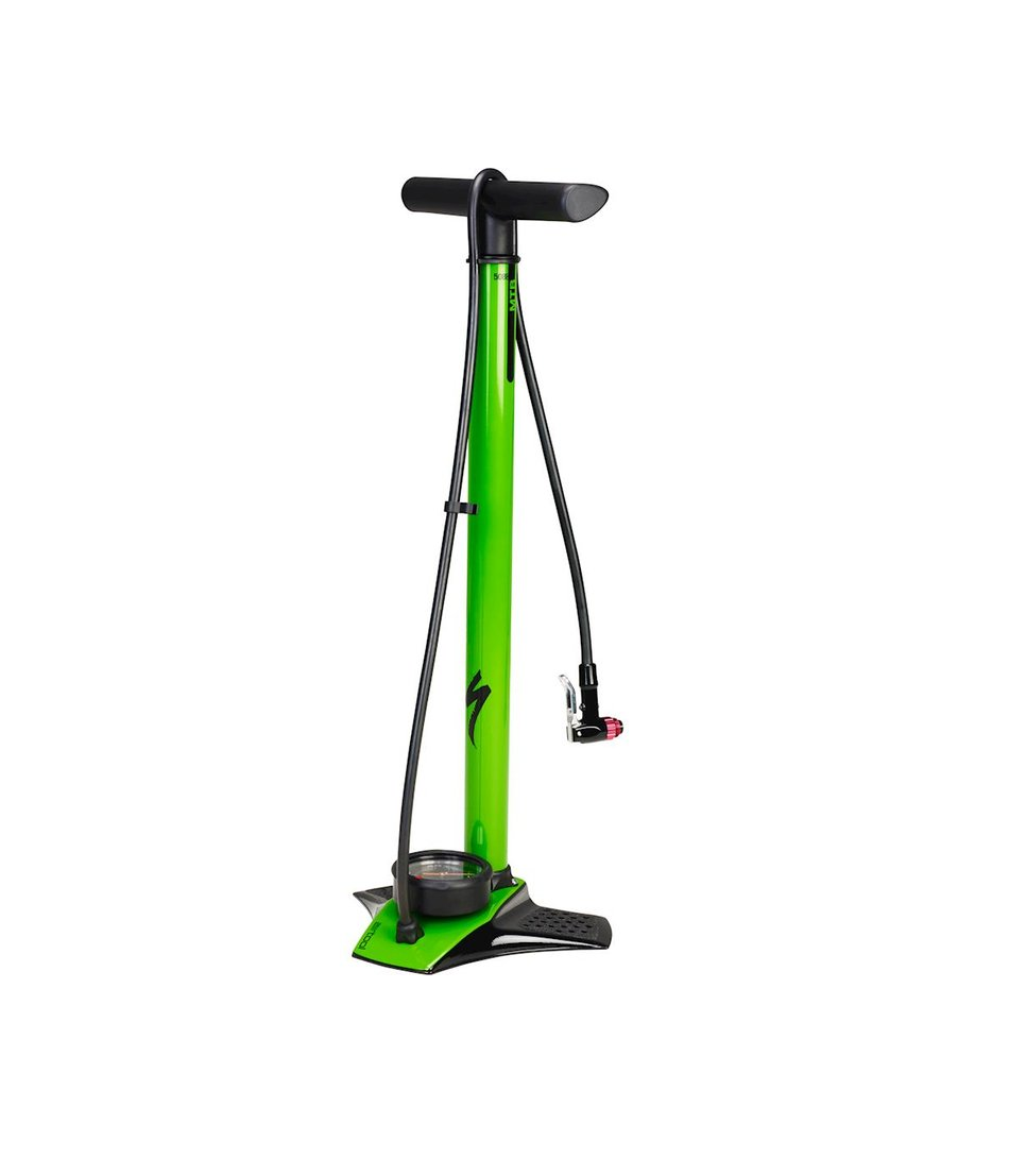 specialized-airtool-mtb-pump.png En grön cykelgolvpump med svart handtag, bas och slang visas upprätt mot en vit bakgrund. Pumpen har en tryckmätare nära basen och ett dubbelt ventilhuvud som är fäst vid slangen.