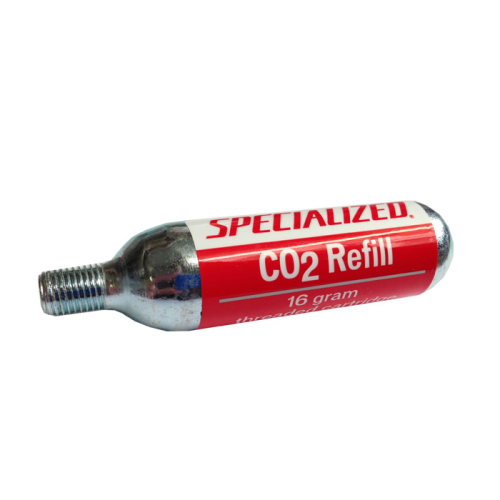 En 16 grams gängad CO2-påfyllningspatron med en röd och vit etikett med texten "SPECIALIZED CO2 Refill" mot en vit bakgrund.