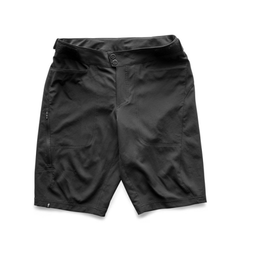 Ett par svarta knälånga shorts med knapp- och blixtlåsstängning, två framfickor och en sidoficka med blixtlås, visas plant mot en vit bakgrund.