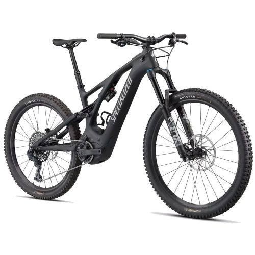 En mattsvart Specialized mountainbike med en robust ram, fjädring fram och bak, knobbydäck, platt styre och skivbromsar, mot en vit bakgrund.