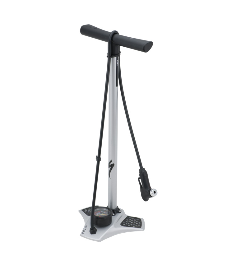 specialized-pump-silver.png En silverfärgad och svart golvpump med bred bas, lång slang, styrstång på toppen och en analog tryckmätare på basen, avsedd för att pumpa upp cykeldäck.