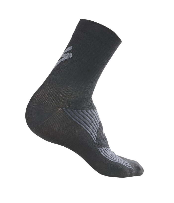 specialized-whool-sock-1.png En svart sportstrumpa med ljusgrå geometriska mönster visas mot en vit bakgrund. Strumpan verkar vara halvlång och har en logotypdesign nära toppen.
