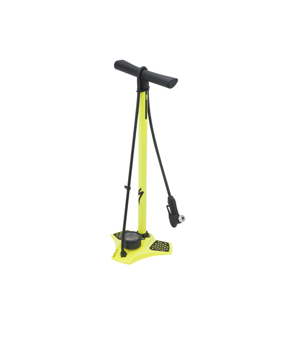 specialized.airtool.hp_.png En gul golvcykelpump med svart handtag, svart slang och inbyggd tryckmätare vid basen, mot en vit bakgrund.