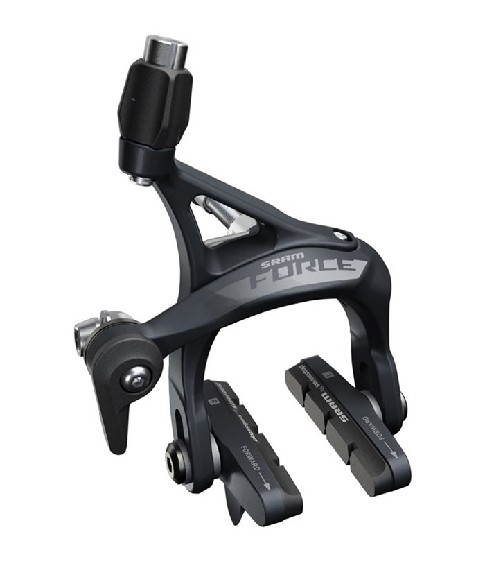 sram-Force-broms-rim.jpg En närbild av ett SRAM Force bromsok för cykel i svart, med dubbla svängarmar, justeringsbult och märkesbromsbelägg, isolerat mot en vit bakgrund.