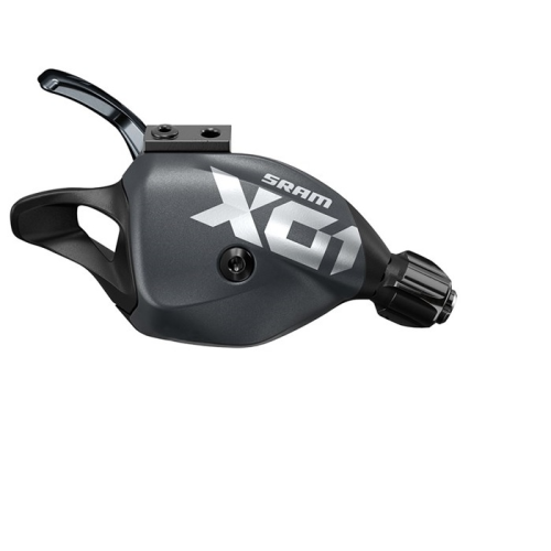 En svart SRAM X01 cykelväxel med en silverfärgad logotyp visas mot en vit bakgrund. Växeln har en spak och ett inställningshjul, utformade för mountainbike-styren.