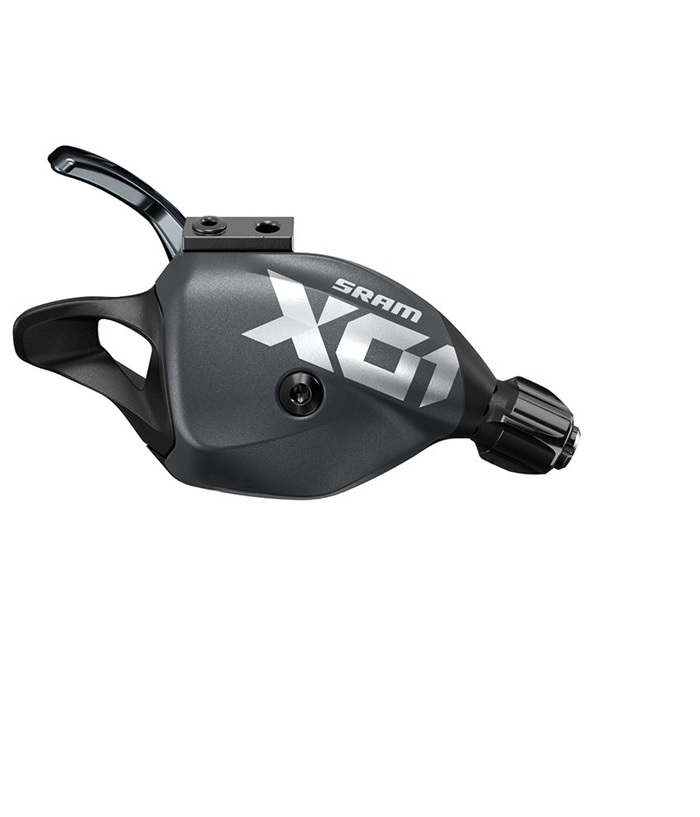 sram-x01.png En svart SRAM X01 cykelväxel med en silverfärgad logotyp visas mot en vit bakgrund. Växeln har en spak och ett inställningshjul, utformade för mountainbike-styren.