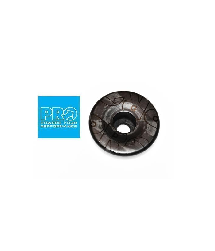 styrlagerdel-pro-topcap-11-8-carbon.png En svart och silverfärgad cykeldel i metall med graverade märken visas bredvid en blå och vit fyrkantig logotyp med texten "PRO Powers Your Performance".