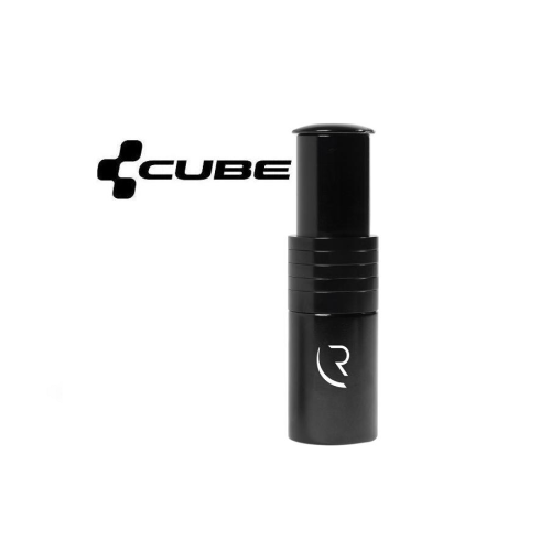 Ett svart cylindriskt föremål med en vit böjd logotyp och ordet "CUBE" i feta svarta bokstäver med en plussymbol på vänster sida, allt på en vit bakgrund.