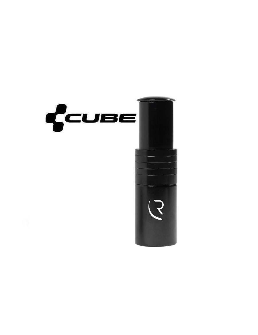 styrstam-rfr-extended-tube.png Ett svart cylindriskt föremål med en vit böjd logotyp och ordet "CUBE" i feta svarta bokstäver med en plussymbol på vänster sida, allt på en vit bakgrund.