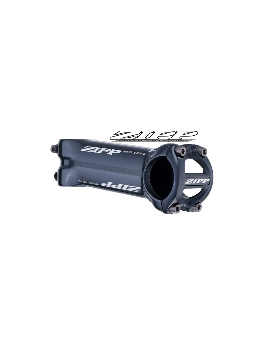 styrstam-zipp-service-course-sl.png En svart Zipp-cykelstam med vitt märke på sidan och frontplattan, mot en vit bakgrund. På styrstammen finns fyra bulthål på frontplattan för fastsättning på styret.