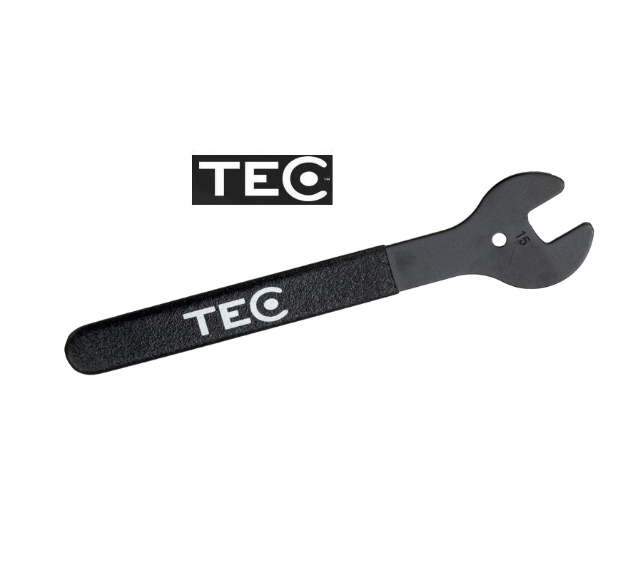 tec-konnyckel.png En svart skiftnyckel med "TEC" tryckt på handtaget och en "15"-markering nära den öppna änden. Ovanför skiftnyckeln finns en svartvit "TEC"-logotyp. Bakgrunden är enfärgad vit.