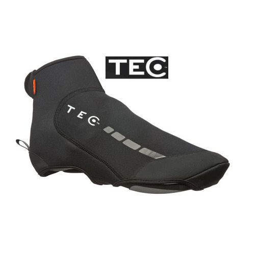 Ett svart TEC-cykelskoskydd med dragkedja på sidan, reflekterande detaljer och TEC-varumärke; visas på en vit bakgrund med TEC-logotypen ovanför skyddet.