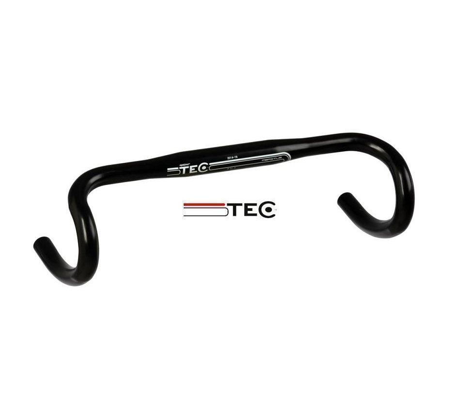 tec-styre.png Ett svart racercykelstyre märkt "TEC", placerat ovanför en TEC-logotyp på en vit bakgrund.
