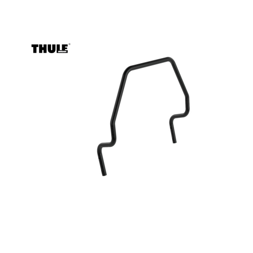 En Thule-reservdel i svart metall med en böjd, vinklad form visas mot en vit bakgrund. Thule-logotypen visas i det övre vänstra hörnet.