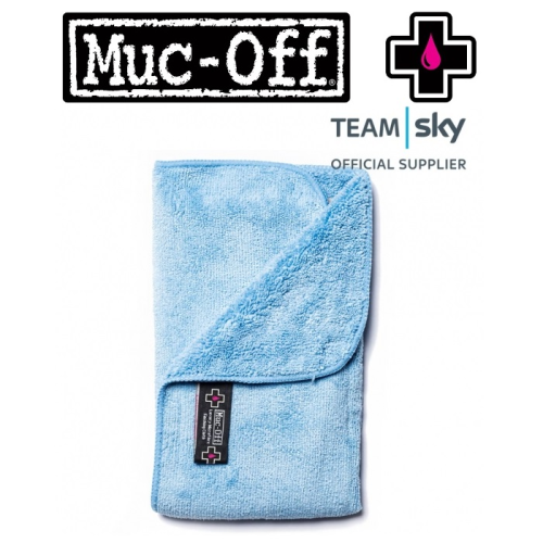 En ljusblå mikrofiberhandduk med en Muc-Off-etikett visas under Muc-Off-logotypen och Team Skys officiella leverantörslogotyp på en vit bakgrund.
