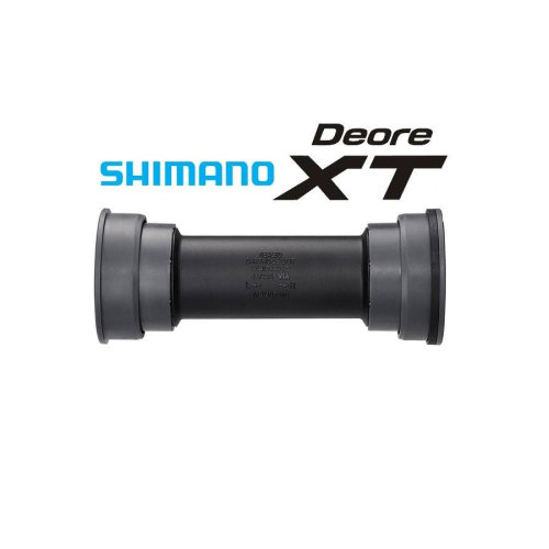 Ett Shimano Deore XT-cykelfäste med svart centralrör och grå ändstycken visas mot en vit bakgrund. Logotyperna Shimano och Deore XT visas ovanför komponenten.