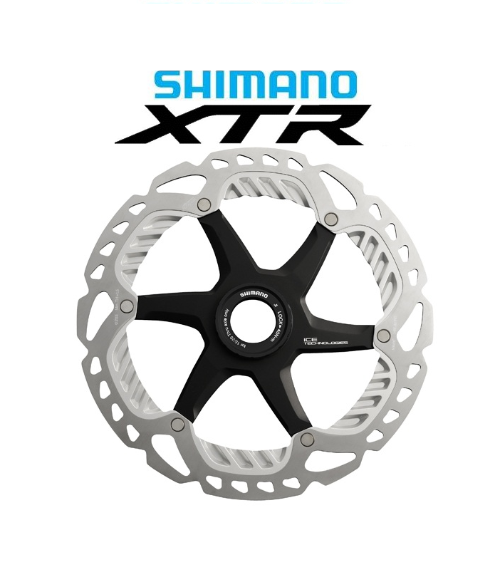 xtr-rt99.png En Shimano XTR-cykelskivbromsrotor med silverfärgad och svart design visas under den blå och svarta Shimano XTR-logotypen på en vit bakgrund.