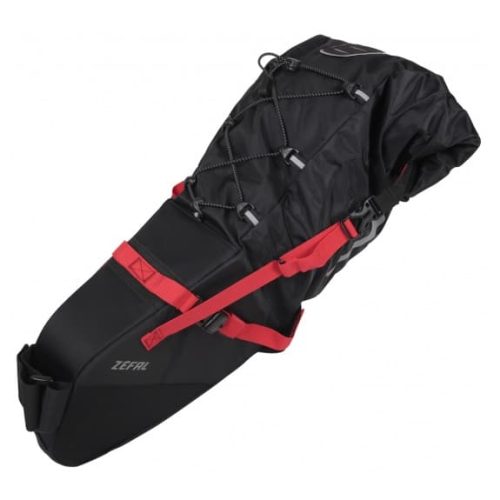 En svart Zefal bikepacking-sadelväska med röda remmar, justerbara bungee-snören på ovansidan och ett säkert spännsystem, utformad för att fästas på en cykelsadelstolpe och sadelskenor.