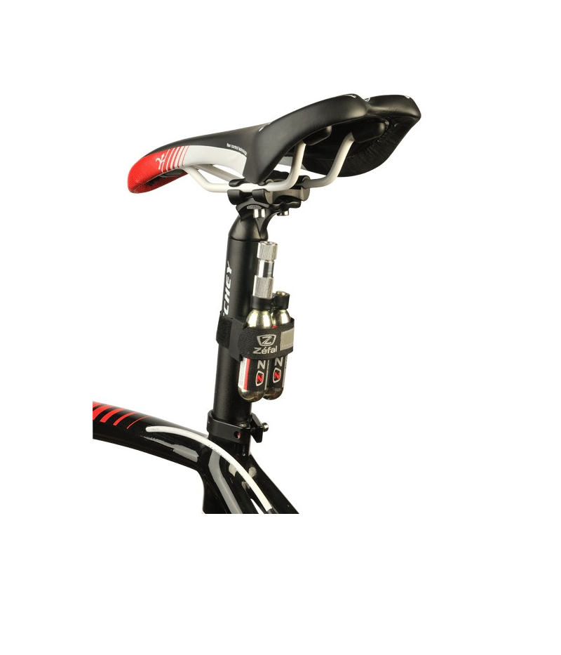 zefal.co2_.hallare.png En närbild av en cykelsadel och sadelstolpe. På sadelstolpen sitter en liten monterad anordning med två CO2-patroner för att pumpa upp cykeldäcken. Cykelramen är delvis synlig längst ned.