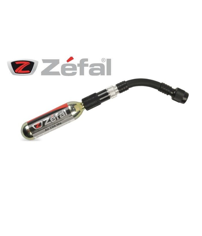 zefal.ez_.control.fc_.png En Zéfal CO2-uppblåsare med en patron och ett flexibelt munstycke, på en vit bakgrund med Zéfals logotyp och varumärke ovanför produkten.