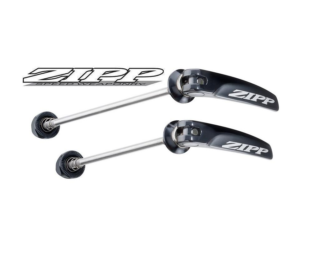 zipp-quick-release.png Två Zipp snabbspännspett med svarta spakar och silverfärgade axlar visas mot en vit bakgrund. Zipp-logotypen visas på båda spetten och separat ovanför dem.