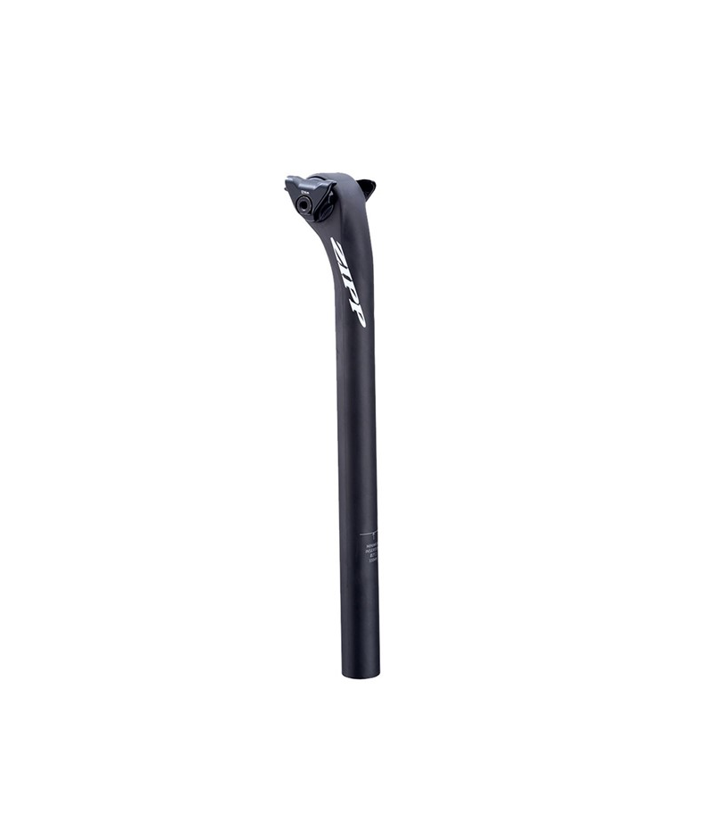 zipp-sl-speed-stolpe.png En svart Zipp-cykelsadelstolpe står upprätt mot en vit bakgrund. Sadelstolpen är cylindrisk med en klämma upptill och "ZIPP" tryckt vertikalt med vita bokstäver.