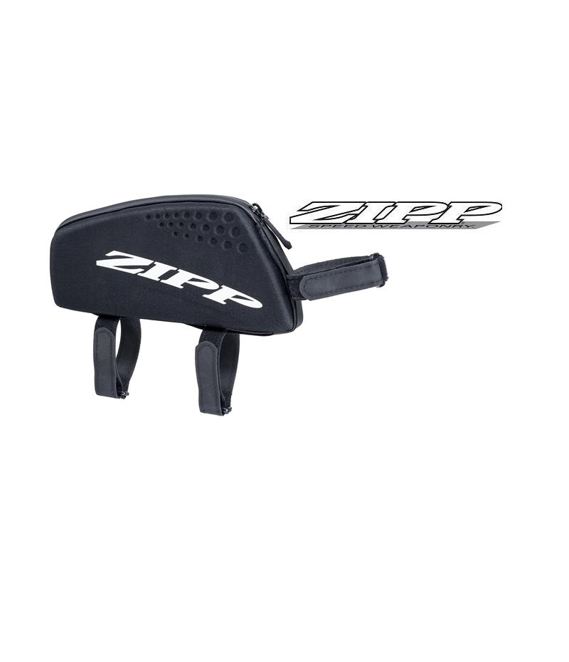 zipp.speed_.box_.3.png En svart Zipp-märkt cykelväska med blixtlås och justerbara remmar, mot en vit bakgrund med en Zipp-logotyp i det övre högra hörnet.