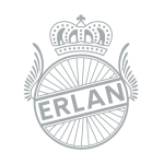 Erlan-logotyp i gråtoner mot en svart bakgrund, med en stiliserad krona ovanför ett hjul och texten "ERLAN" diagonalt över hjulet. Används på sidan 'Sidfot'.