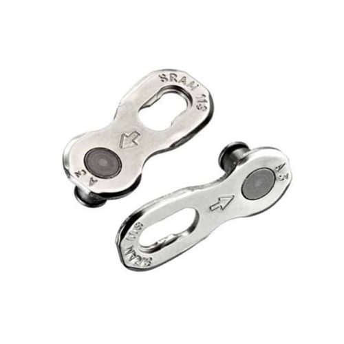 Tvådelat, silverfärgat kedjelås SRAM PowerLock för 11-växlade kedjor. Detaljrik närbild med fokus på den matta metalliska ytan och den distinkta pilmarkeringen. Jämn, klar belysning framhäver produktens form och textur.