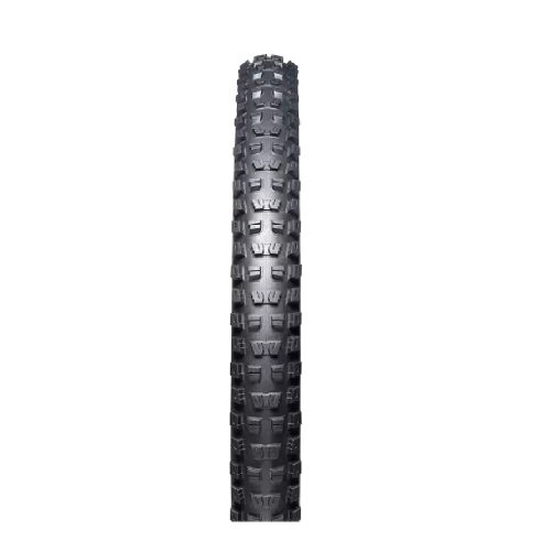 Närbild på ett Specialized Butcher Grid Trail 2Bliss Ready T7 mountainbikedäck, 29x2,3-2,6", centrerat mot en vit bakgrund. Däcket framhävs av stark belysning som accentuerar mönstret och detaljerna.