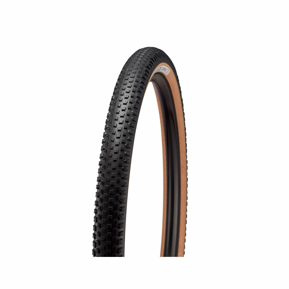 00122-603_TIRE_RENEGADE-CONTROL-2BR-T5-TIRE-TAN-SDWL-29X235_HERO Närbild av ett Specialized Renegade 2Bliss Ready T5 29 x 2,3" mountainbike-däck med bruna sidoväggar. Däcket har ett aggressivt mönster. Belysningen är jämn och framhäver detaljerna.