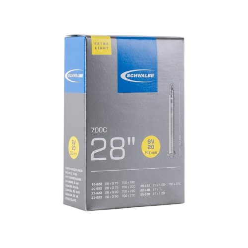 Produktbild av en Schwalbe SV20 Extra Light racerslangsförpackning. Förpackningen är grå med blå accenter och visar information om slangens storlek och ventilhöjd. Ljuset är jämnt och framhäver produktinformationen.