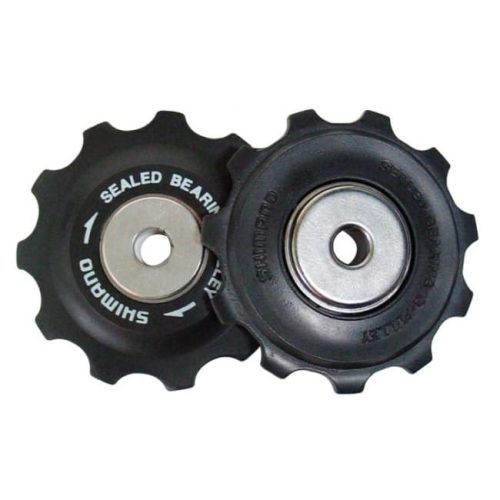 Två Shimano 105 rulltrissor för RD-5800 11-växlad bakväxel visas i närbild. De har en mörk färg och metalliska nav. Bra skärpa och ljus.