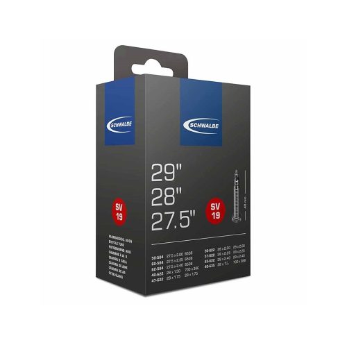 Detaljerad förpackning för Schwalbe SV19 cykelslangar i dämpad belysning. Fokus på storleksinformation (29", 28", 27.5") och ventiltyp (SV19), vilket framhäver produktspecifikationerna tydligt.