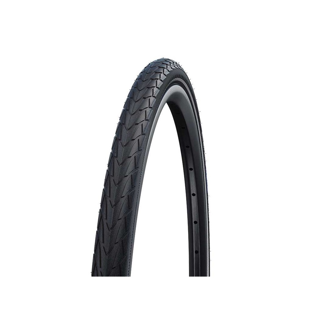 11100289 Detaljerat standarddäck Schwalbe Marathon Racer 30/35/40-622 mot en ren, vit bakgrund. Däcket är svart med ett distinkt mönster, framhävt av klar belysning som betonar texturen.