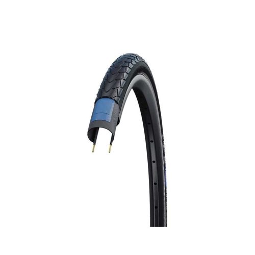 Närbild av ett Schwalbe Marathon Racer-cykeldäck monterat på en fälg. Däcket visar ett robust mönster med detaljerade spår och en synlig blå skyddsbarriär. Ljuset är jämnt och betonar däckets konstruktion.