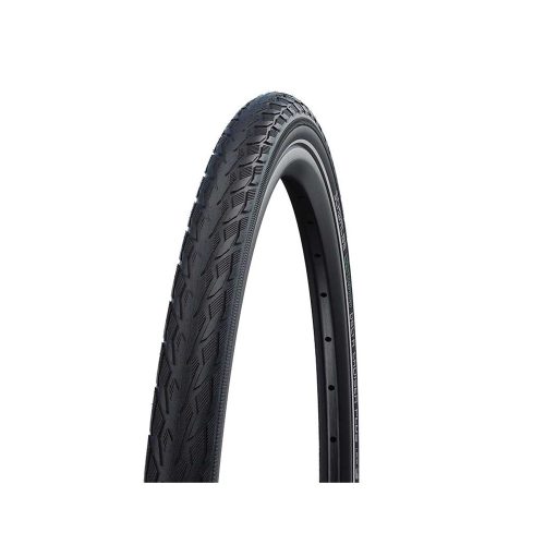 Ett cykeldäck, Schwalbe Delta Cruiser Plus, visas i en studiofotografering. Däcket har ett robust mönster och visas mot en neutral, ljus bakgrund, vilket framhäver detaljerna.