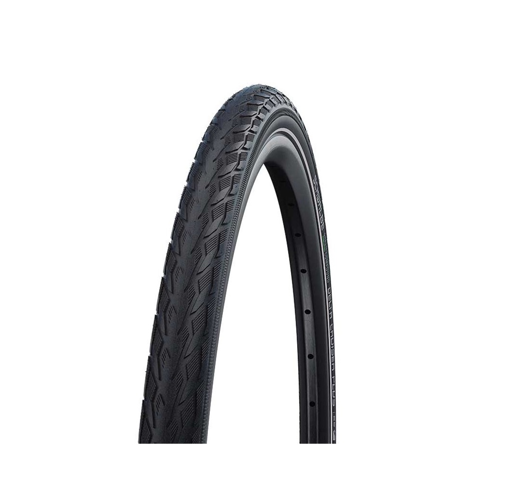 11101075.01 Ett cykeldäck, Schwalbe Delta Cruiser Plus, visas i en studiofotografering. Däcket har ett robust mönster och visas mot en neutral, ljus bakgrund, vilket framhäver detaljerna.
