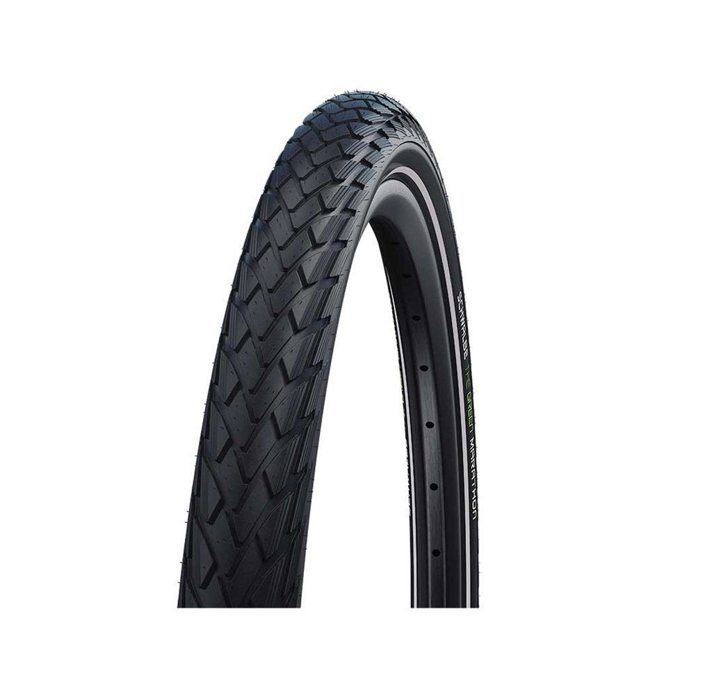 11159404 Detaljrik bild av ett Schwalbe Green Marathon cykeldäck, framhävt mot en ren vit bakgrund. Däcket har ett distinkt mönster och etiketter som visar modellnamnet.